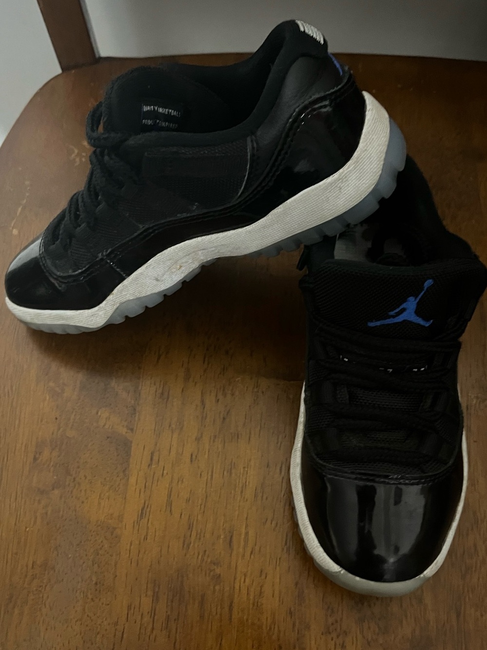 Nike Air Jordan 11 Retro Low Bred - Picture 2 of 5